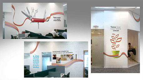 Projetos personalizados de comunicação visual em ambientes corporativos.