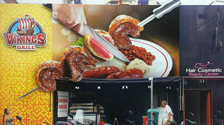 Criação de cenografias fotográficas especiais e personalizadas. Ambientações, banners, vitrines, faixas, envelopamento e mokups.