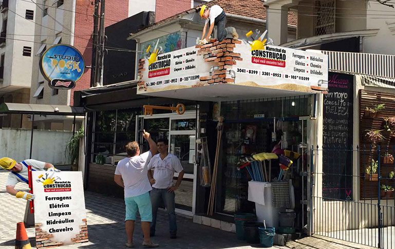 Criação de fachadas fotográficas especiais, ambientações personalizadas, cavaletes de rua exclusivos.