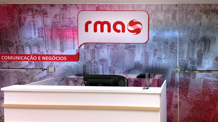 Ambientações personalizadas para lojas e escritórios.