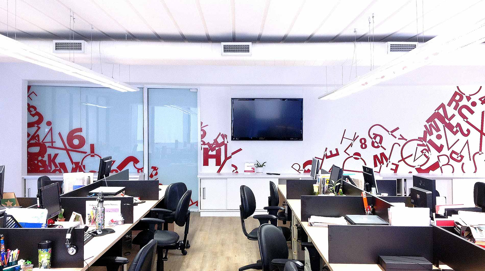 Ambientações personalizadas para lojas e escritórios. RMA.