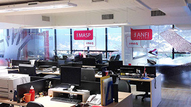 Ambientações personalizadas para lojas e escritórios. RMA. Vinil para vidros.