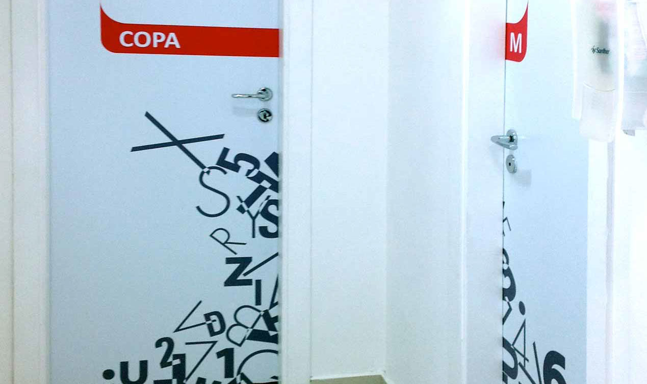 Ambientações e sinalização de ambientes corporativos. 