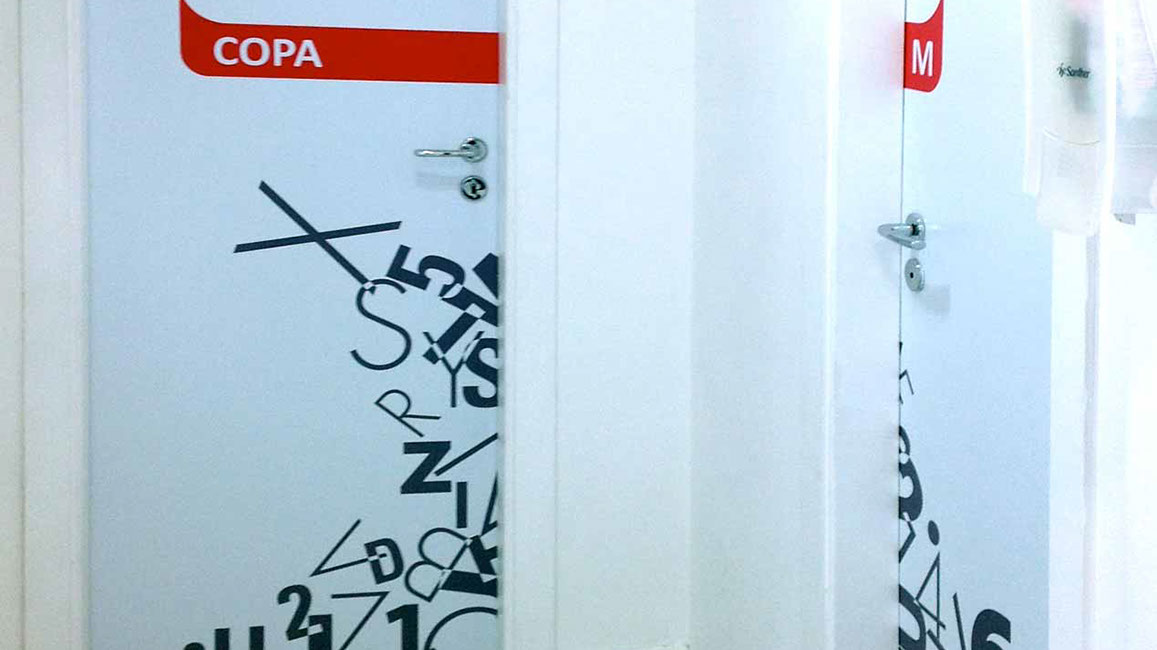 Ambientações e sinalização de ambientes corporativos. 