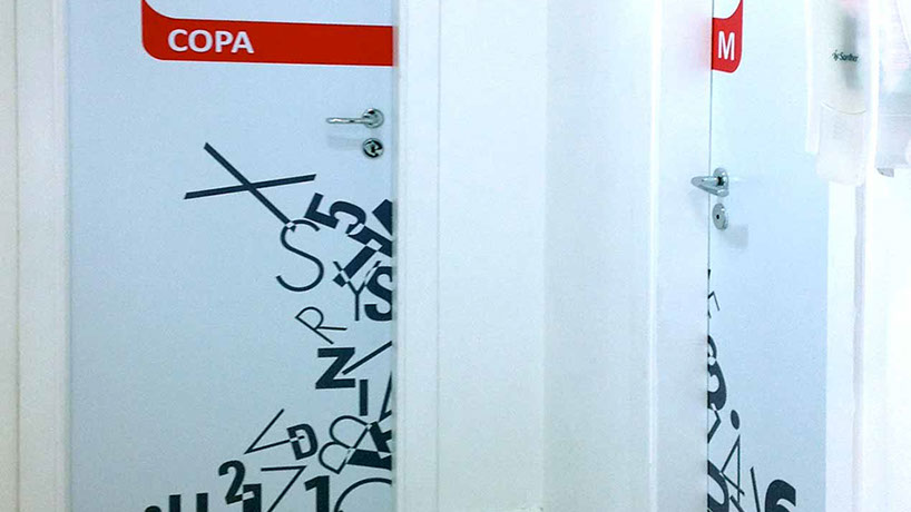 Ambientações e sinalização de ambientes corporativos. 