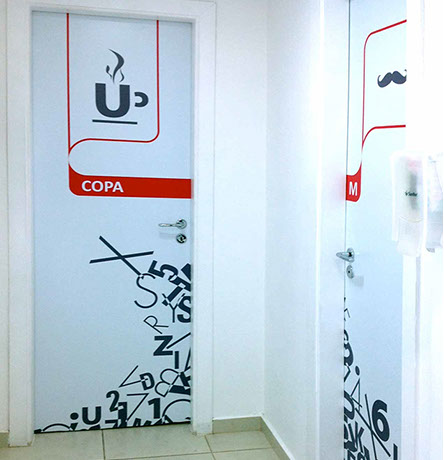 Ambientações e sinalização de ambientes corporativos. 