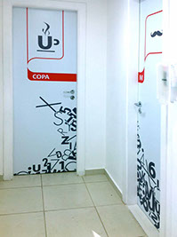 Ambientações e sinalização de ambientes corporativos. 