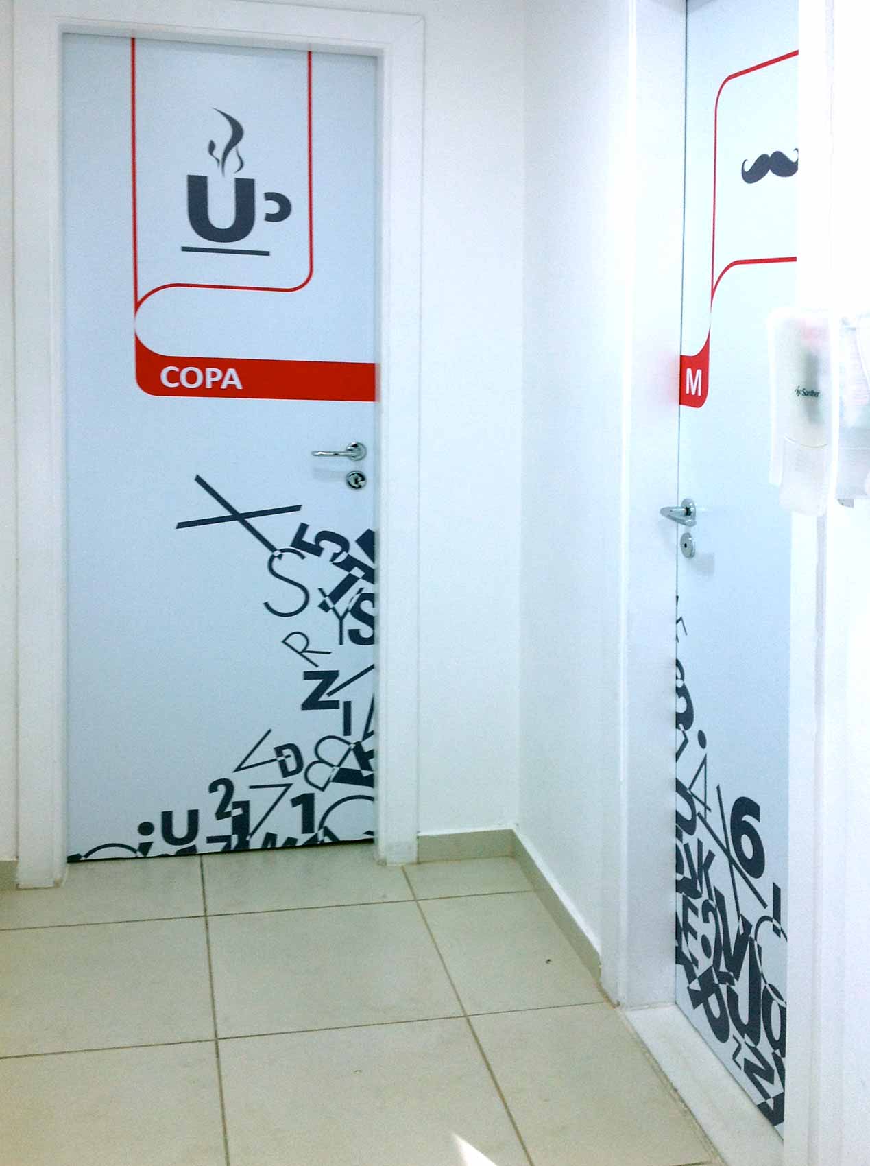 Ambientações e sinalização de ambientes corporativos. 