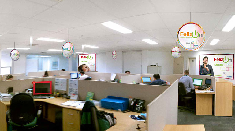 Displays, mobiles, paineis, sinalizações e ambientações corporativas.