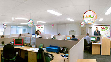 Displays, mobiles, paineis, sinalizações e ambientações corporativas.