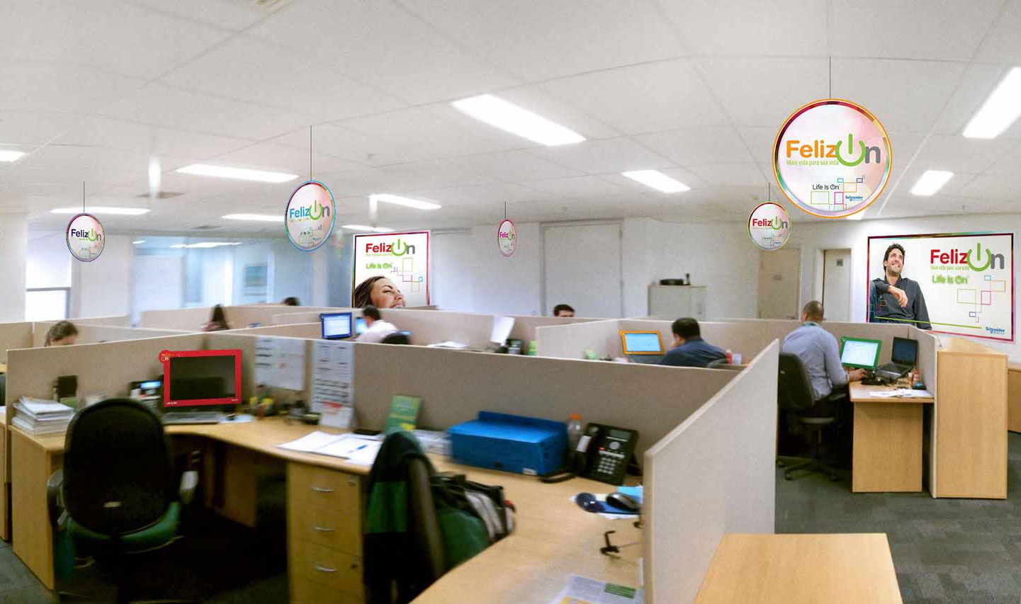 Displays, mobiles, paineis, sinalizações e ambientações corporativas.