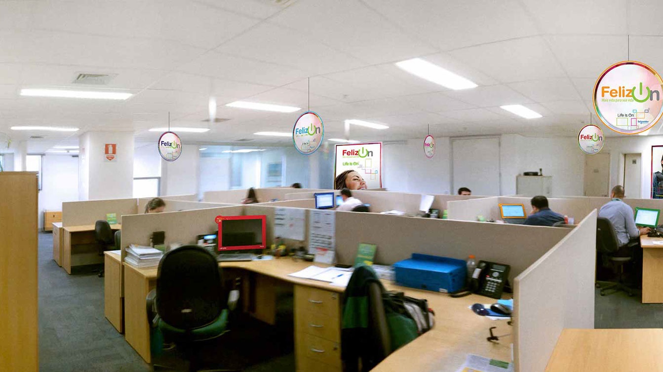 Displays, mobiles, paineis, sinalizações e ambientações corporativas.