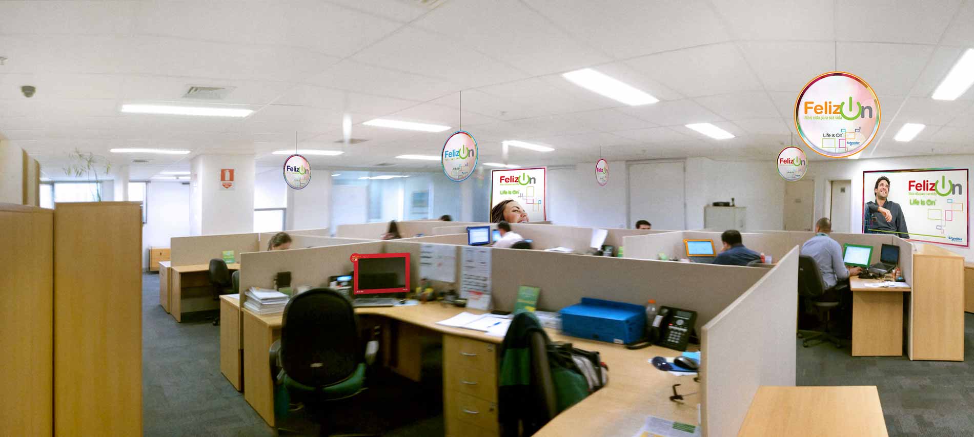 Displays, mobiles, paineis, sinalizações e ambientações corporativas.