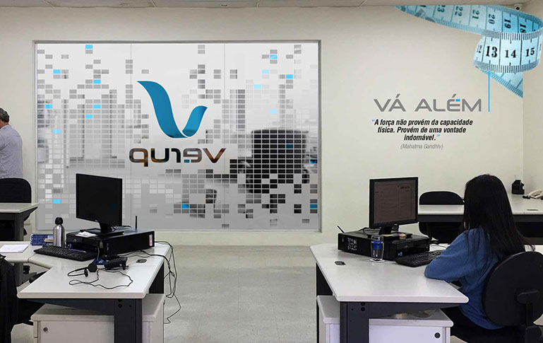 Mockups fotográficos e ambientações em empresas e comunicação visual.