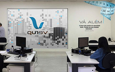 Mockups fotográficos e ambientações em empresas e comunicação visual.