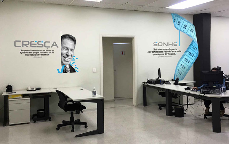 Mockups fotográficos e ambientações em empresas.