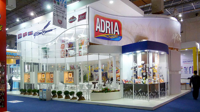 Criação de Comunicação Visual para o Stand M.Dias Branco (Adria Alimentos). Prêmio POPAI. 