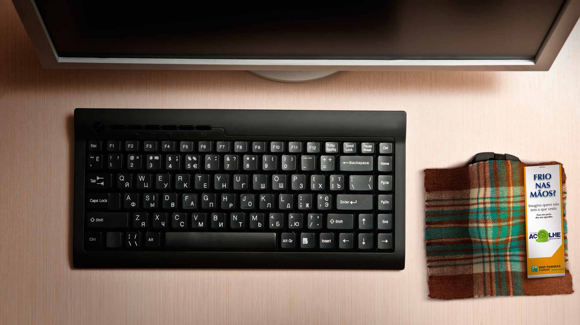 Mkt-Direto | Ação de para campanha de agasalho. Conceito: Se você tem frio nas mãos, imagina que mora na rua. Dôe agasalhos!