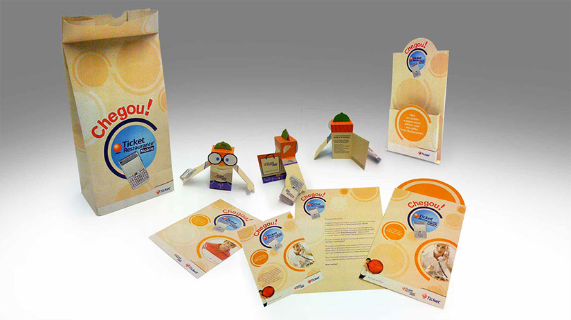 Mkt-Direto | Campanha de lançamento e identidade visual Tickt Mobile com, saco personalizado, display de ponto de venda, toy art e papelaria.